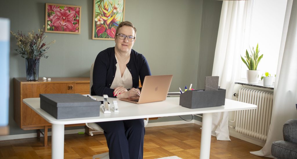 Miljöjuristen Paulina Rautio sitter vid datorn på kontoret